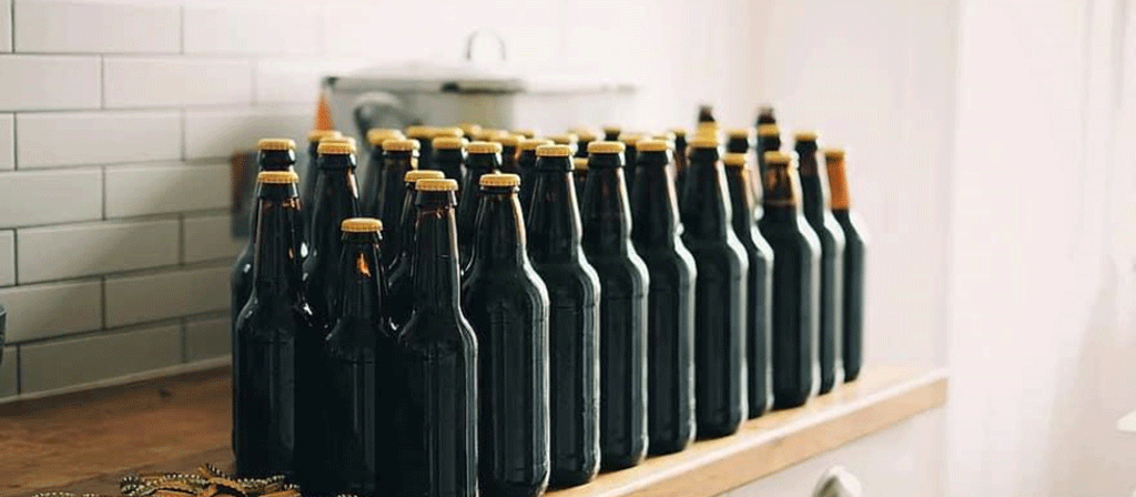 bouteilles de bière sur une table