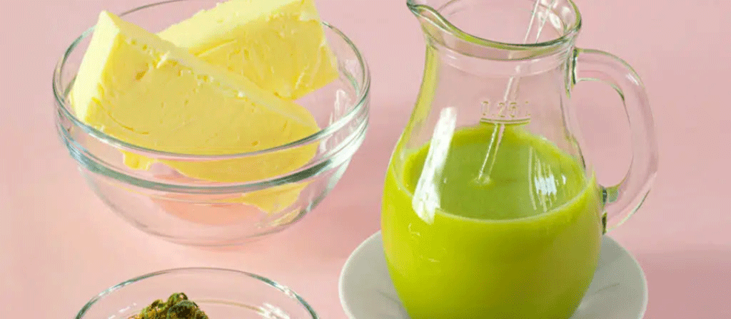 deux barres de beurre sur un bol et du jus vert sur un pichet