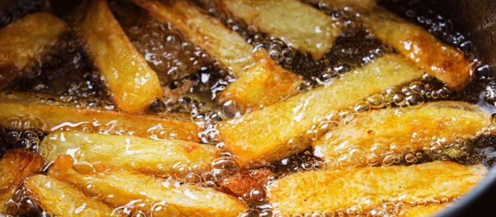 frites de pommes de terre à l'huile bouillante