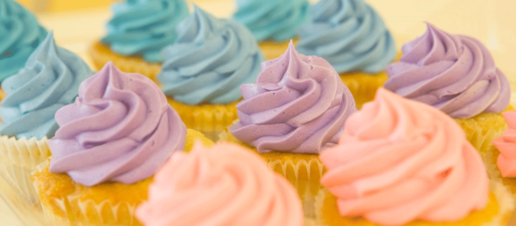 muffins recouverts d'un glaçage pastel